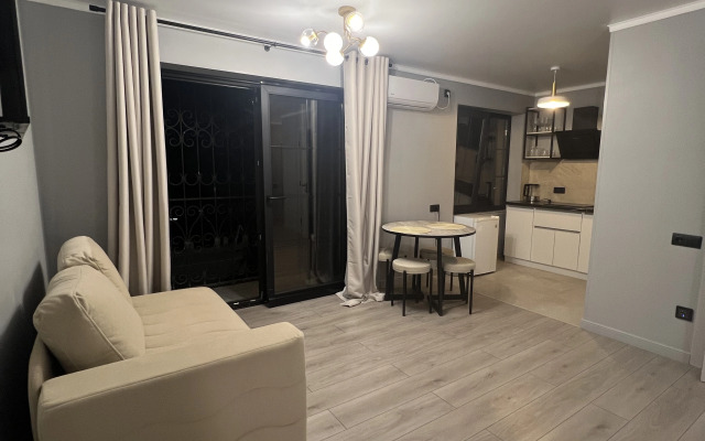 Studiya na Beregu Morya Flat