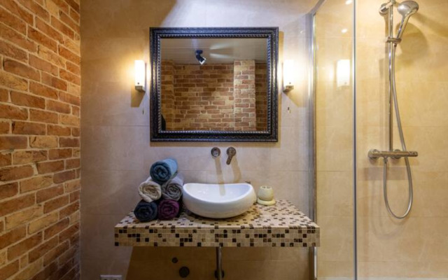 Апартаменты Лофт с черным камином