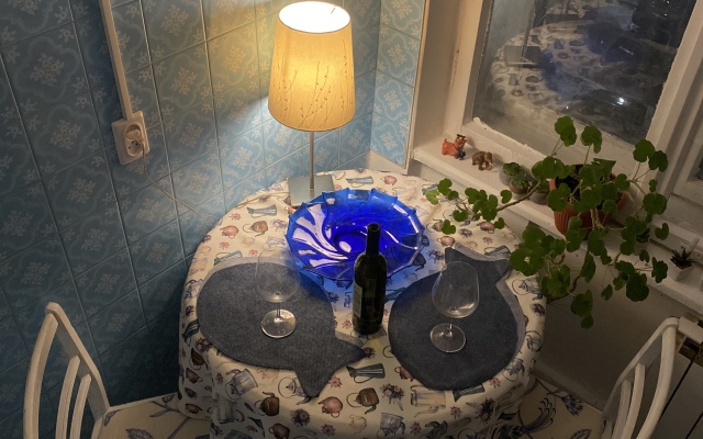 Uyutnaya studiya s balkonom okolo metro Apartments
