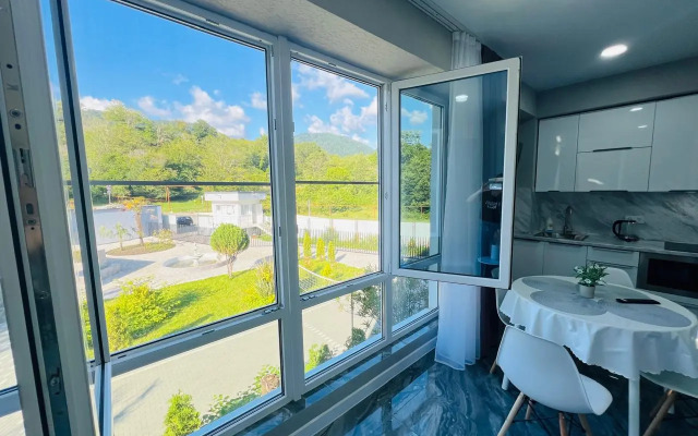 Yevrodvushka S Vidom Na Basseyn Apartments