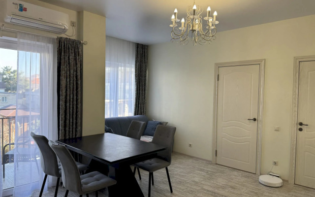 276 prostornaya u morya s balkonom Flat