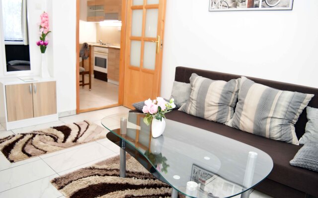 Lorabel Apartment House