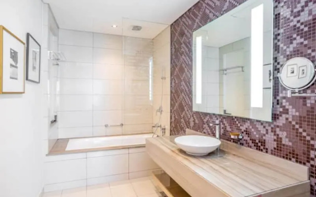 Paramount Tower 1 BR Apartments