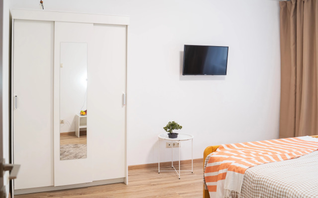 Квартира Просторная Двухкомнатная Natali на метро Пражская