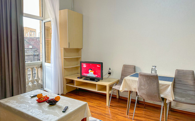 S Frantsuzskim Balkonom Apartaments