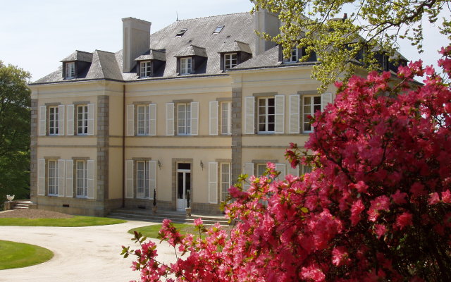 Chateau De Locguenole