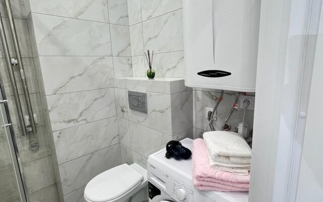 4Kh Mestnaya Studiya s Basseynom Apartments