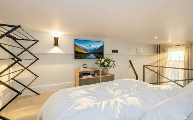 Апартаменты Стильная 2х-уровневая Cтудия рядом с метро Тульская