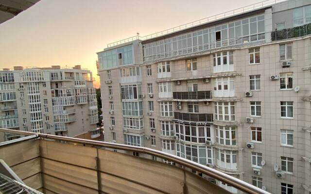 S dvumya spalnyami i balkonom Ajax Na Tyulpanov 41 Apartments