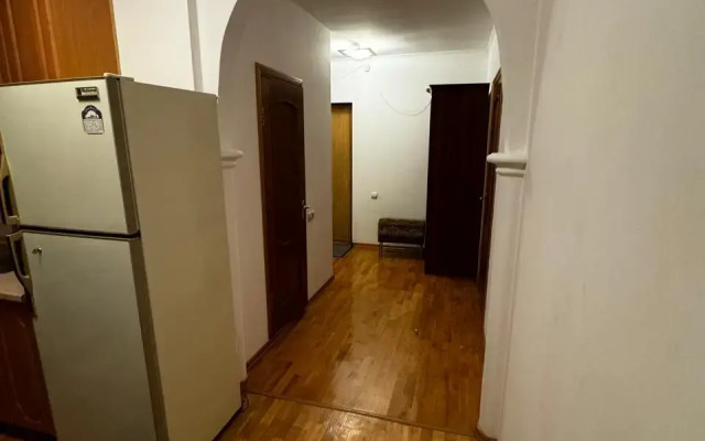 Uyutnaya kvartira s balkonom okolo metro Flat