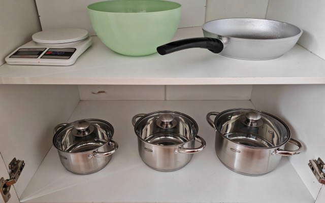 Квартира с диваном на кухне и балконом на Байбакова 2