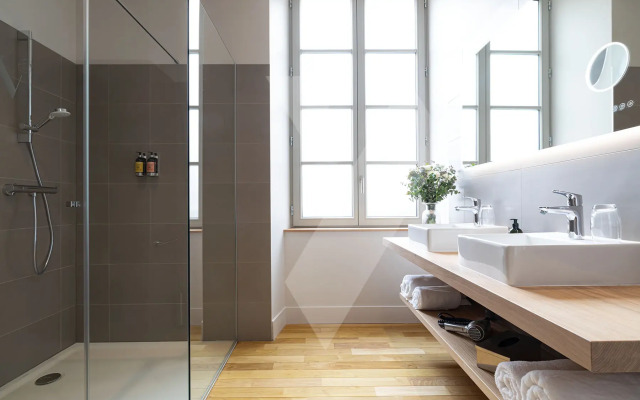 Отель Domaine et Chateau de Valinches