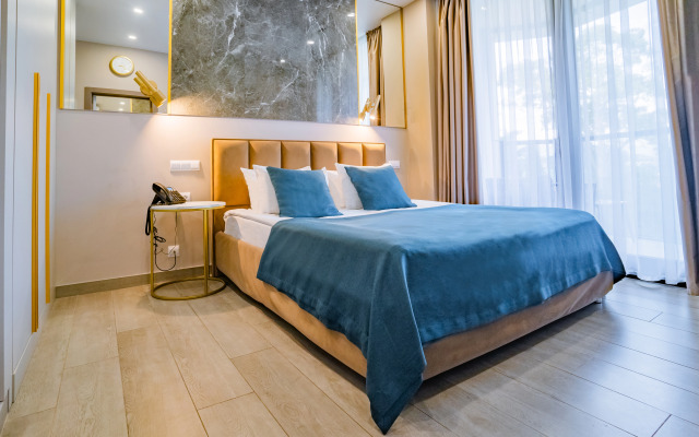 Mirror Family Hotel