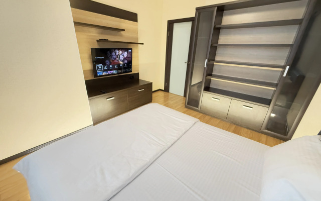 Tut Khorosho Na Surikova 53a 6 Flat