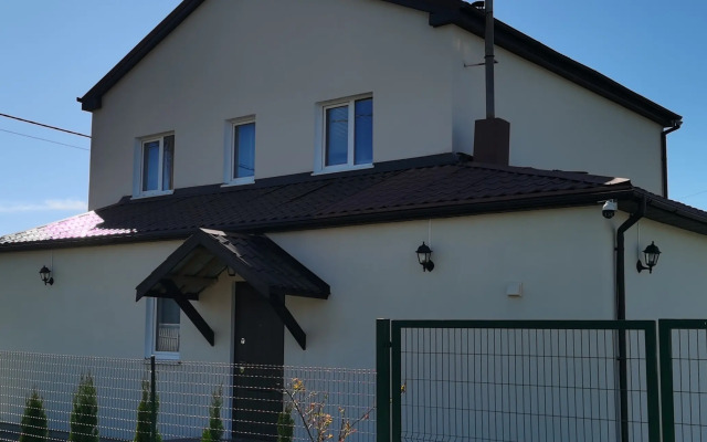 Частный дом на берегу моря с бассейном