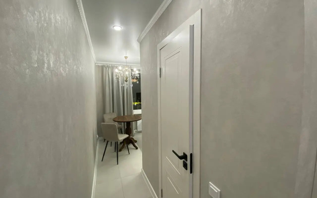 Novaya Dizaynerskaya Na Tsentralnoy Ulitse Goroda Flat