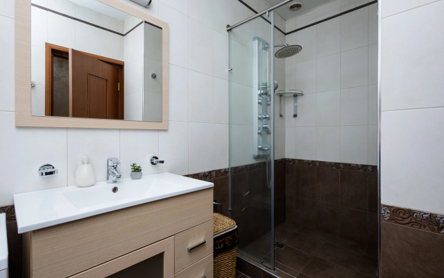 2-K v Novostroyke, Ulitsa Arama, Di482 Flat