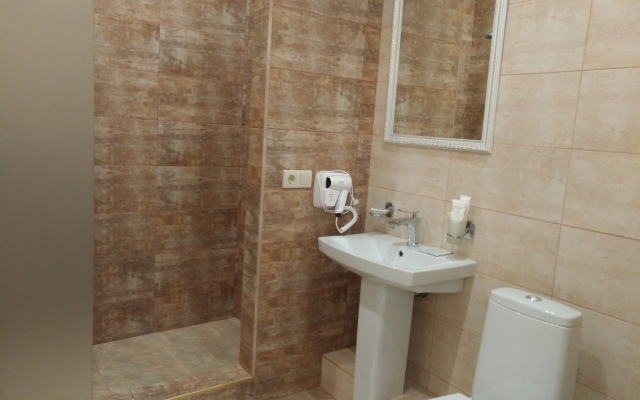 8 Avenyu Hotel