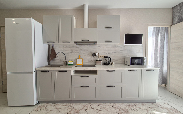 S Balkonom v Odnom iz Samykh Zelenykh Rayonov Sochi Flat