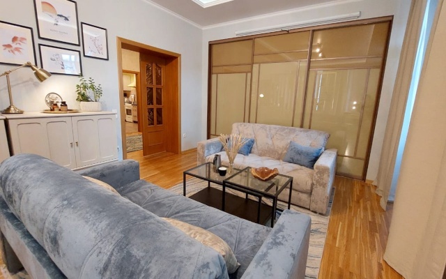 Семейные апартаменты в центре рядом с метро и набережной озера Кабан