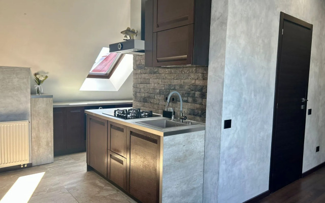 Amoroma: Nad Morem, Blizhe K Nebu Flat