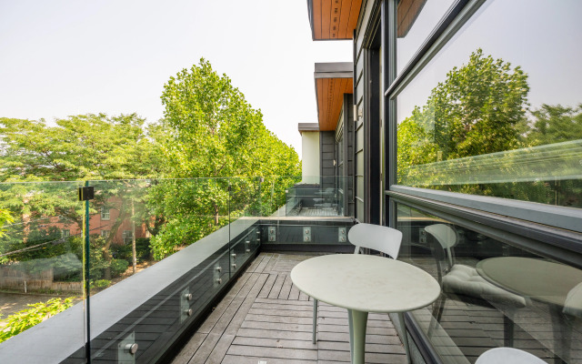 Exclusive Four-Bedroom Townhouse in Downtown Toronto Private House