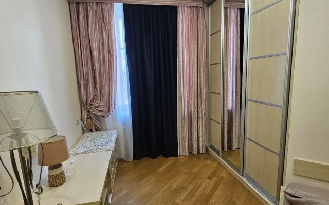 Апартаменты 3-комнатные рядом с ТЦ Столица