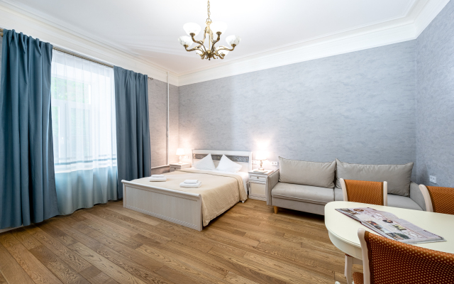 Trekhkomantnaya kvartira u letnego sada v Mozaichnom dvore Flat