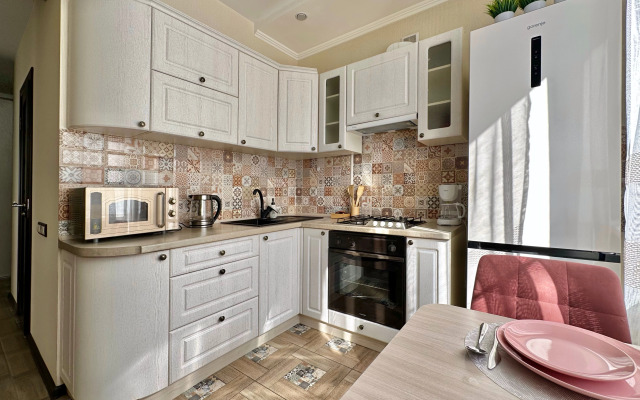 Na Allee Geroyev v Antichnom stile Apartments