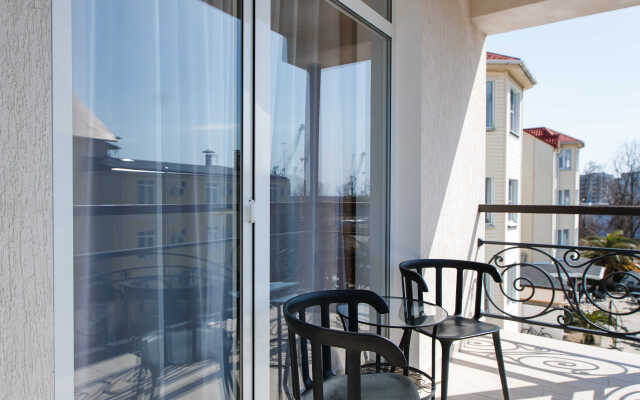 Komfort s otdelnoy spalney i balkonom Apartments