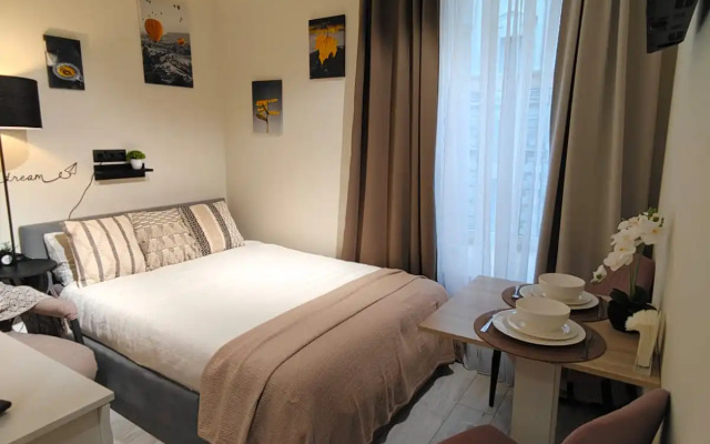 Квартира Уютная студия посуточно рядом с метро Петроградская