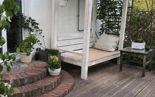 Апартаменты возле пляжа с красивым садом