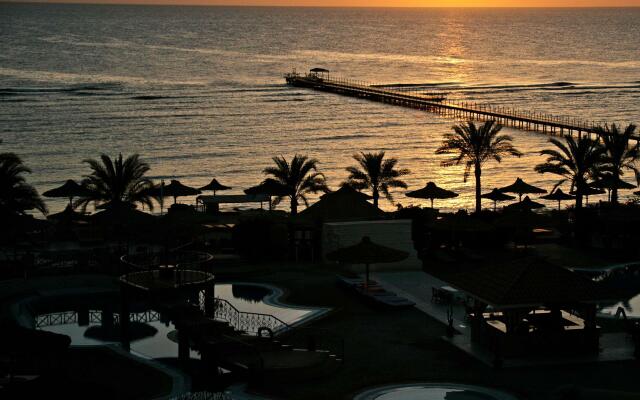 Курортный отель Flamenco Beach and Resort