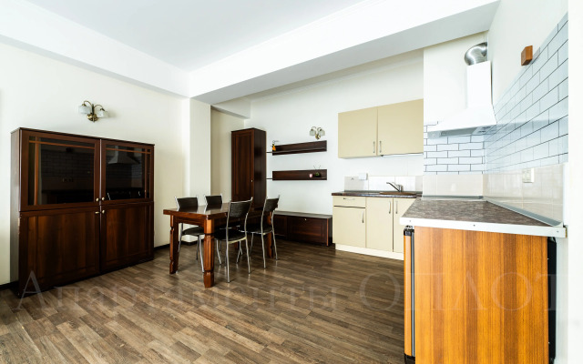 Oplot - Semejnye s odnoj spal'nej i balkonom 3 Apartments
