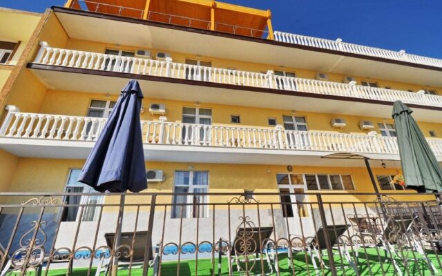 Kronos Hotel