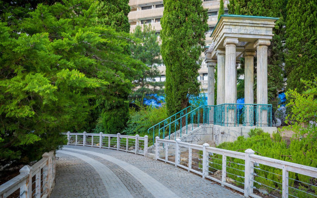 Yalta-Intourist Hotel