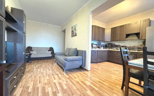 Квартира Трехкомнатная с Балконом и Кондиционером в Центре на Весенней