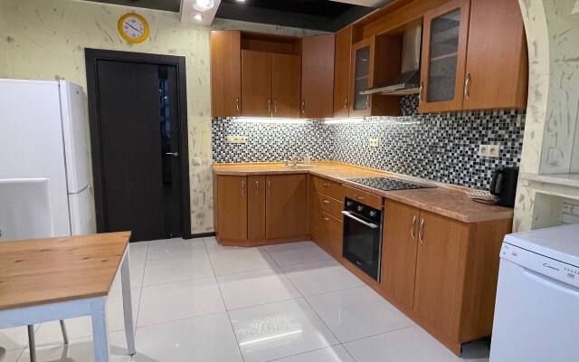 Prostornaya Yevro-Tryoshka U Metro Flat