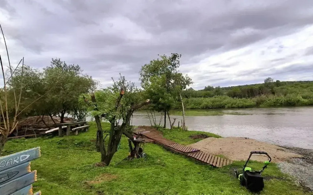 Гостевой Дом с кораблем на берегу реки