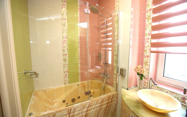 Dlya 8mi Gostey Nevsky 5 Apartment