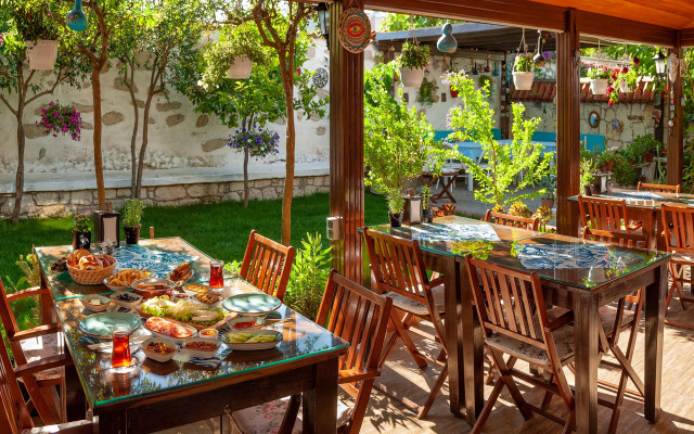 Flores Alacati Hotel