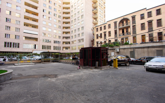2-K v Novostroyke, Ulitsa In Yerevantsu, Hh399 Flat