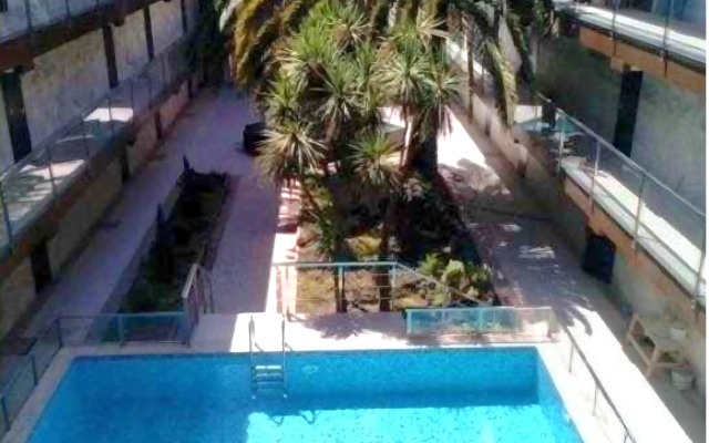 Prostornaya S Basseynom Vo Dvore Flat