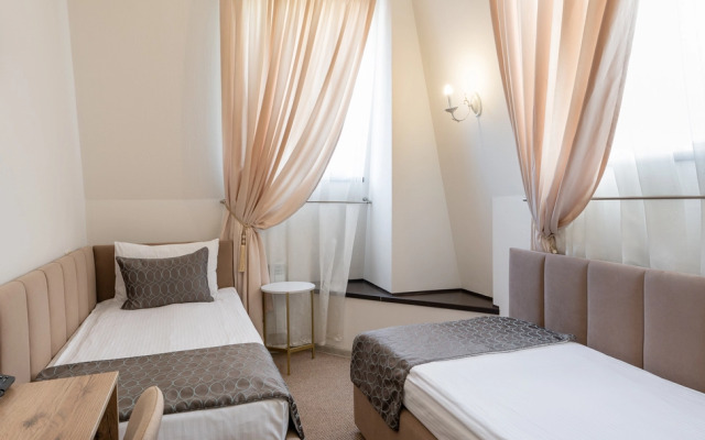 Maksim Gorykiy Hotel