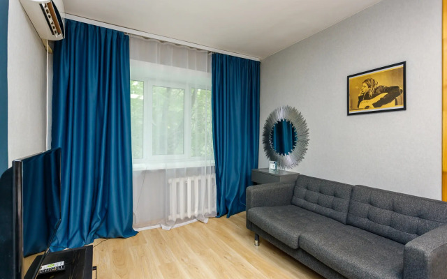 Ussuriyskiy bulvar 15 Flat