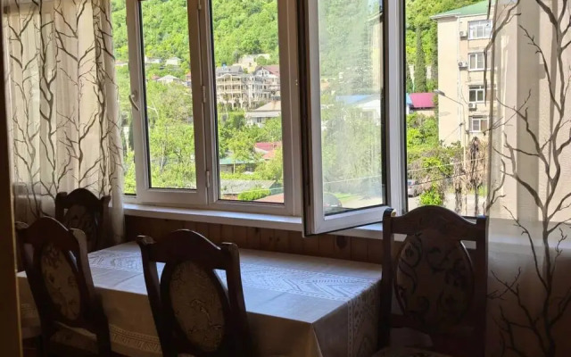 Flat Trekhkomnatnaya Kvartira U Morya