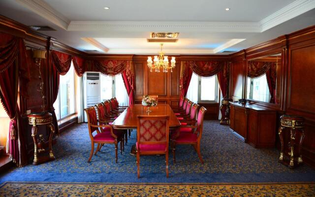 Intourist Palace Hotel