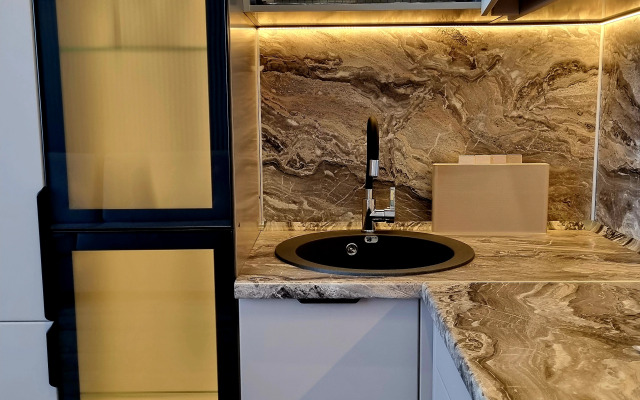 Uyutnye s Dizaynerskim Remontom Pr. Oktyabryskiy 30B Apartment