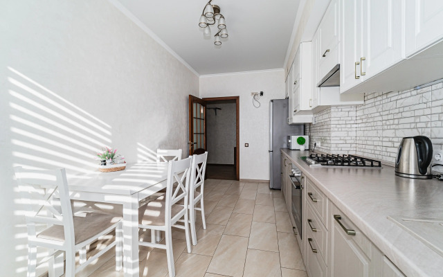 2-Kh Komnatnaya Na Kashtanovoy Allee Flat