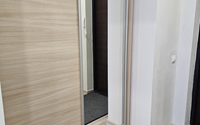 Studiya U Metro Na 25 Etazhe Flat